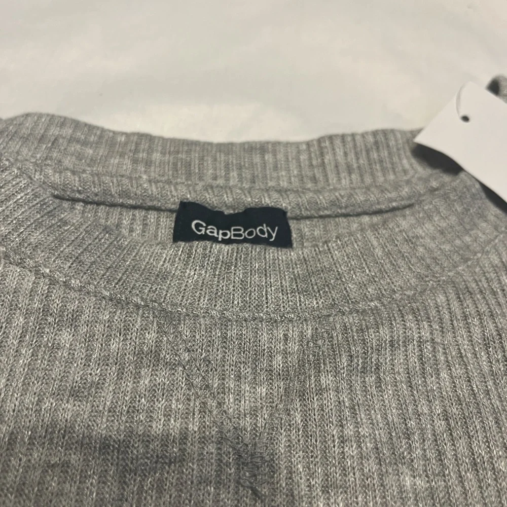 Two-Piece Grey Gap long sleeve top and pants set - Picture 3 of 4